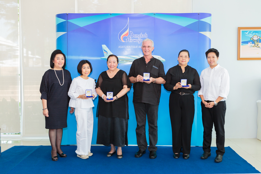 คุณดรุณี เทพวัลย์ ผู้อำนวยการอาวุโส ส่วนกลยุทธลูกค้าสัมพันธ์และการบริการ (ที่ 1 จากซ้าย) และสมาชิกพรีเมียร์