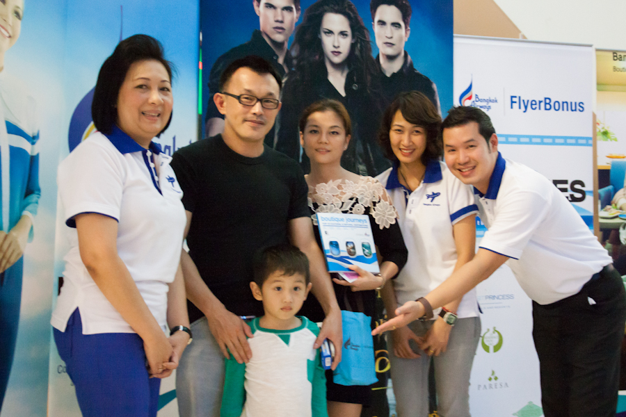 Khun Darunee Debavalya, Loyalty & Relations Marketing Director, greeting FlyerBonus members in Chiang Mai