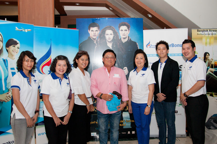 Khun Darunee Debavalya, Loyalty & Relations Marketing Director, greeting FlyerBonus members in Chiang Mai